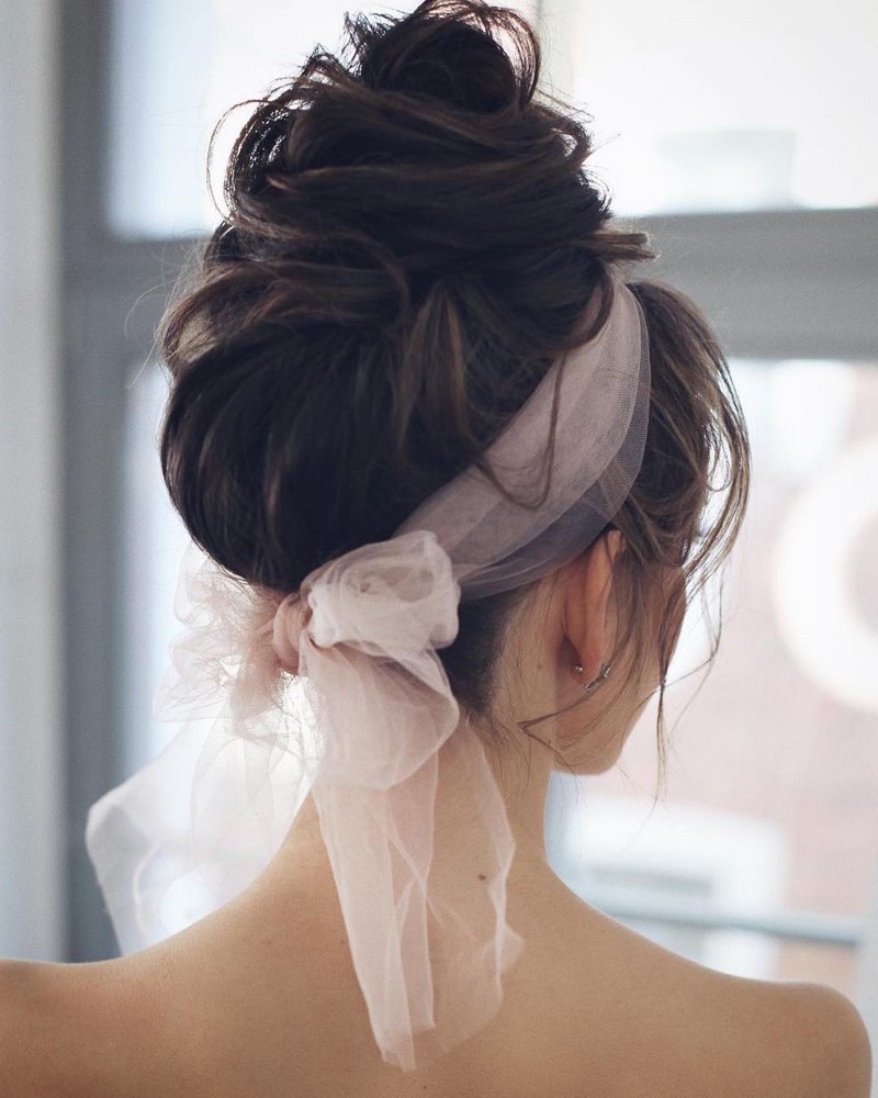 Красивые вечерние прически на выпускной 2026: фото, новинки