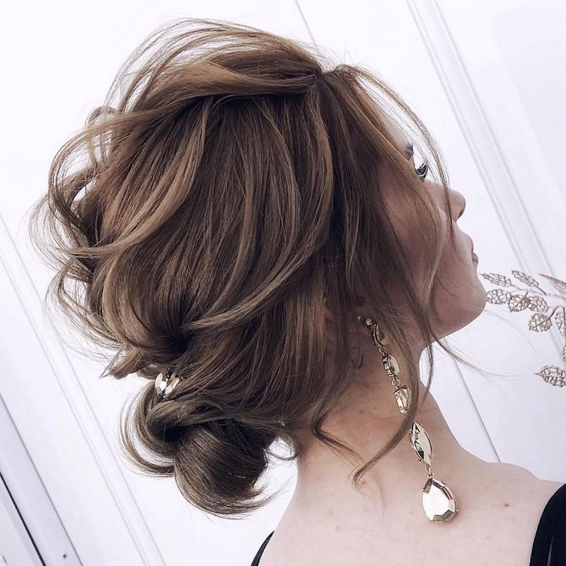 Красивые вечерние прически на выпускной 2026: фото, новинки