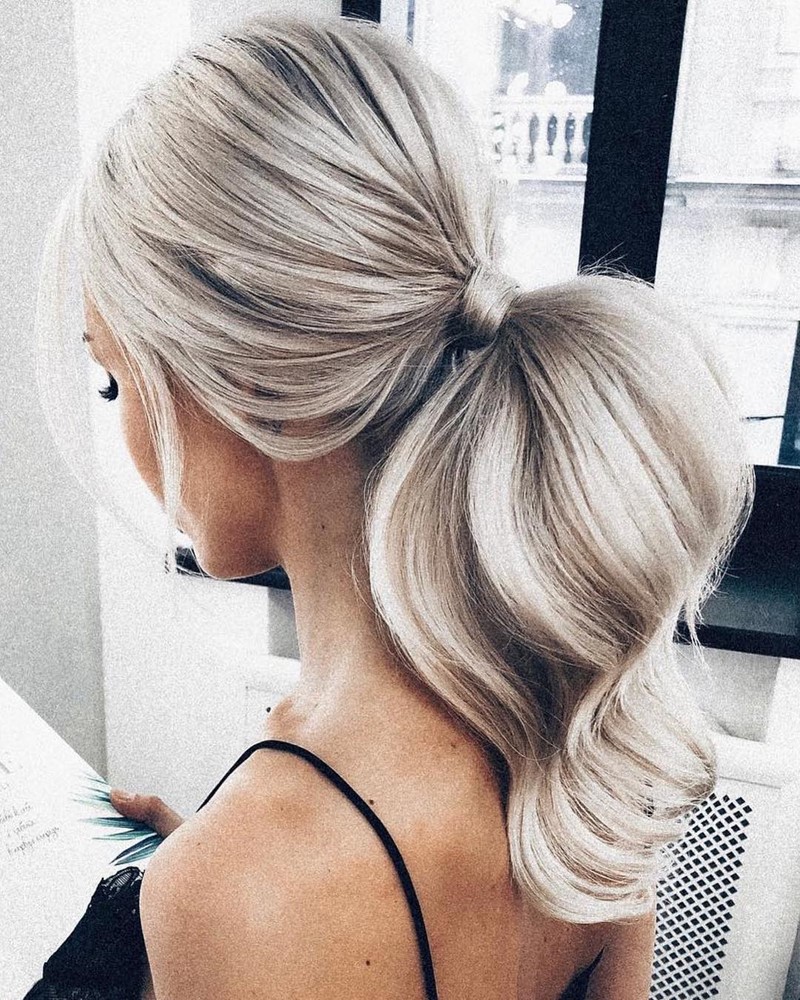 Красивые вечерние прически на выпускной 2026: фото, новинки