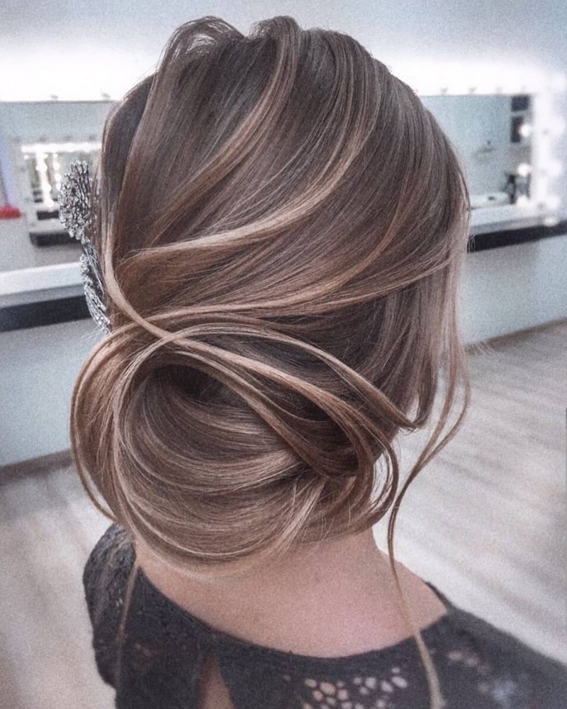 Красивые вечерние прически на выпускной 2026: фото, новинки