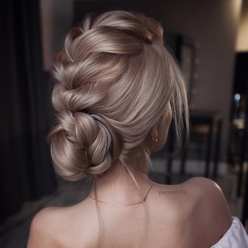 Красивые вечерние прически на выпускной 2026: фото, новинки