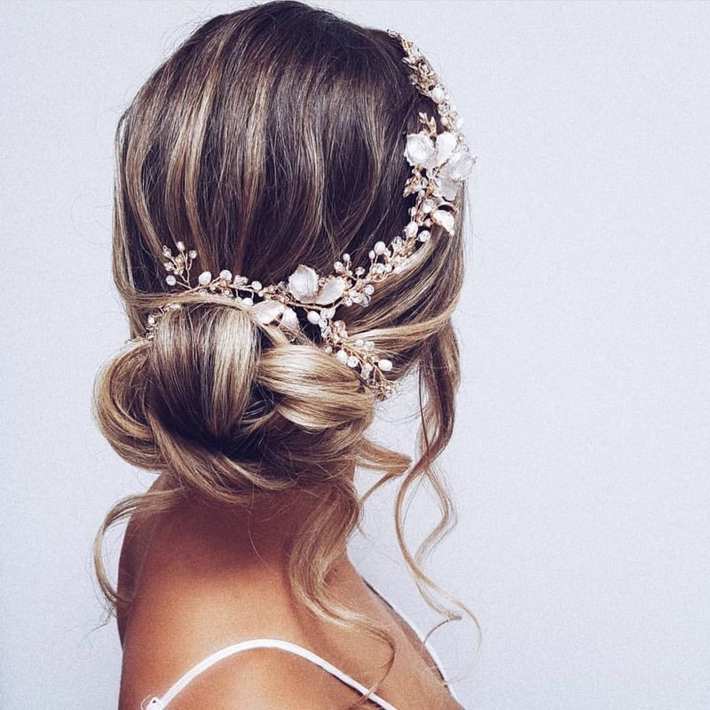 Красивые вечерние прически на выпускной 2026: фото, новинки