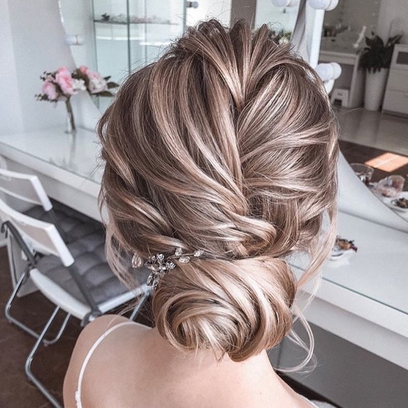 Красивые вечерние прически на выпускной 2026: фото, новинки