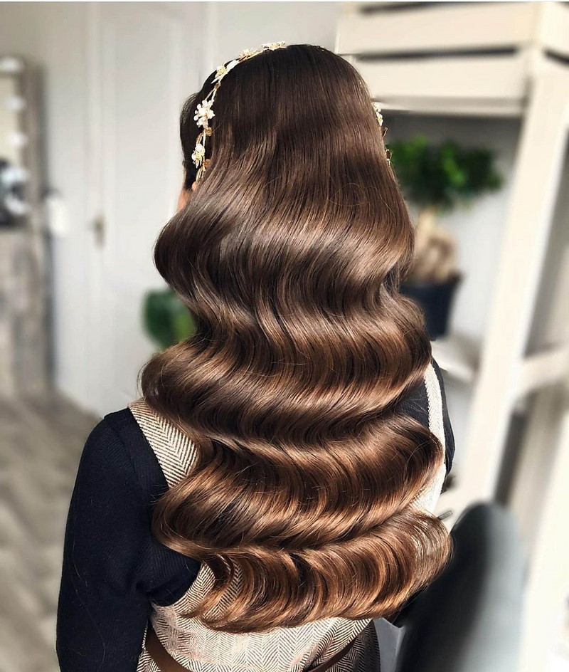 Красивые вечерние прически на выпускной 2026: фото, новинки