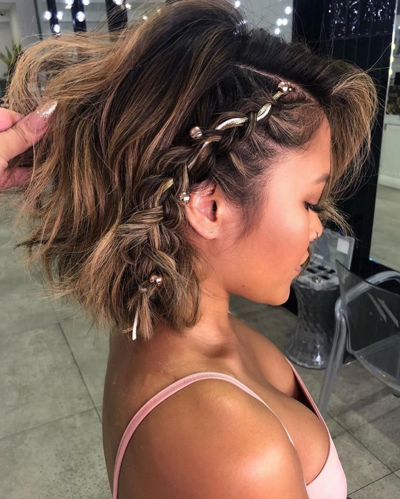 Красивые вечерние прически на выпускной 2026: фото, новинки