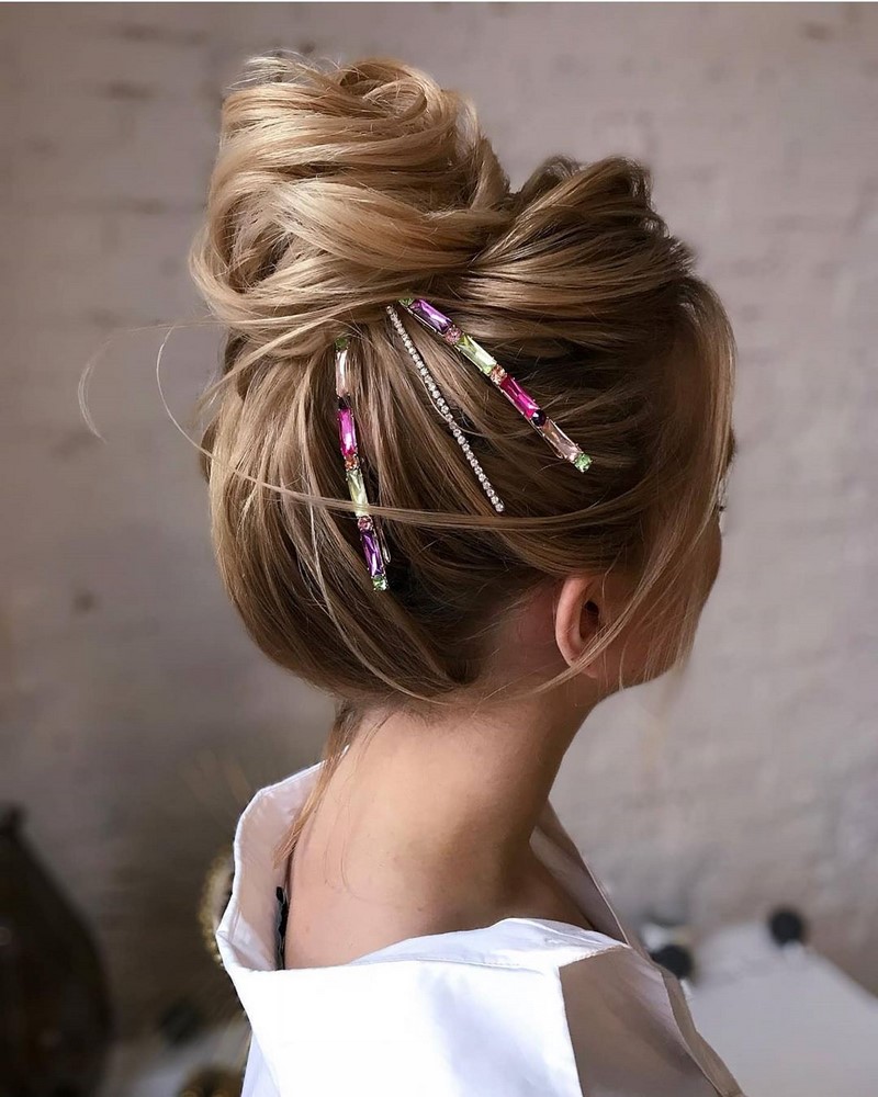 Красивые вечерние прически на выпускной 2026: фото, новинки
