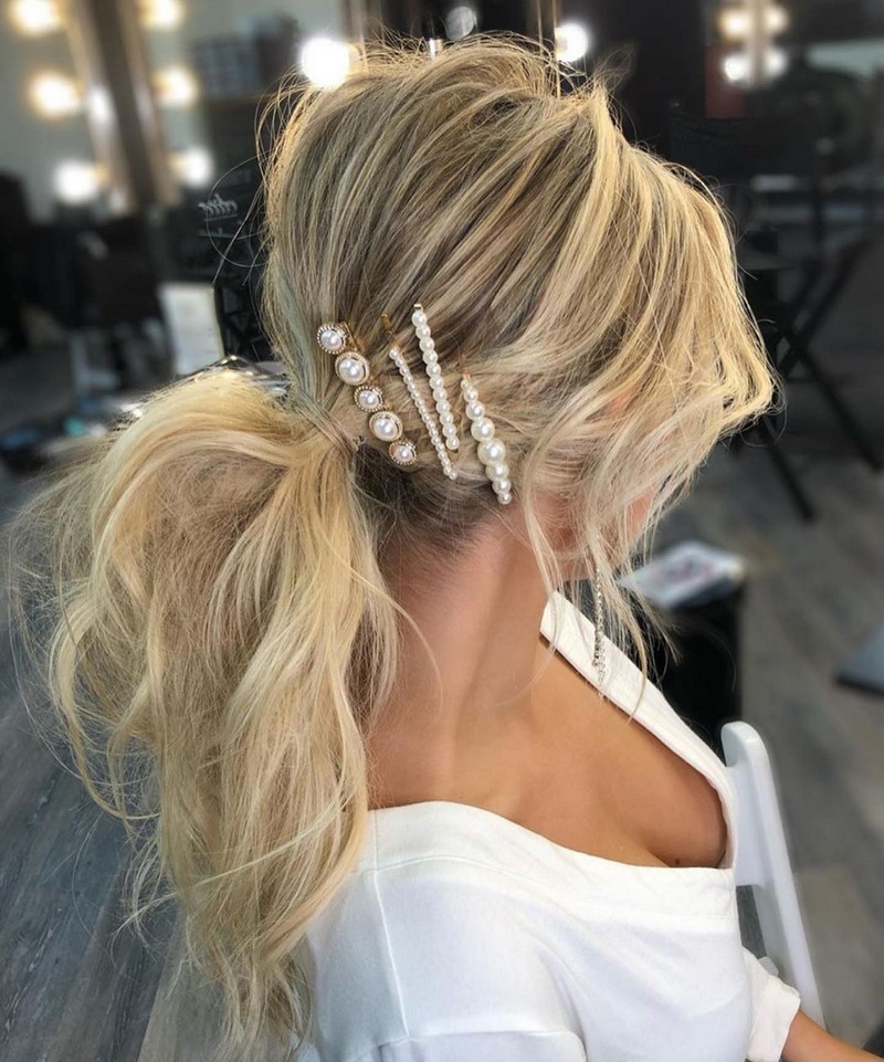 Красивые вечерние прически на выпускной 2026: фото, новинки