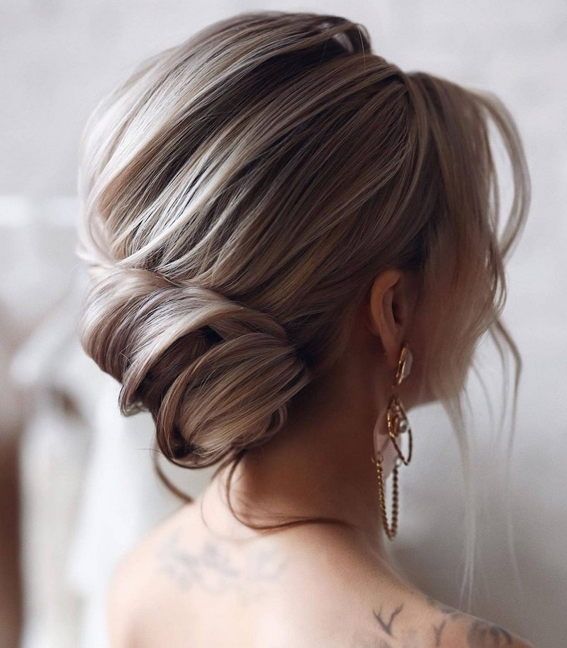 Красивые вечерние прически на выпускной 2026: фото, новинки