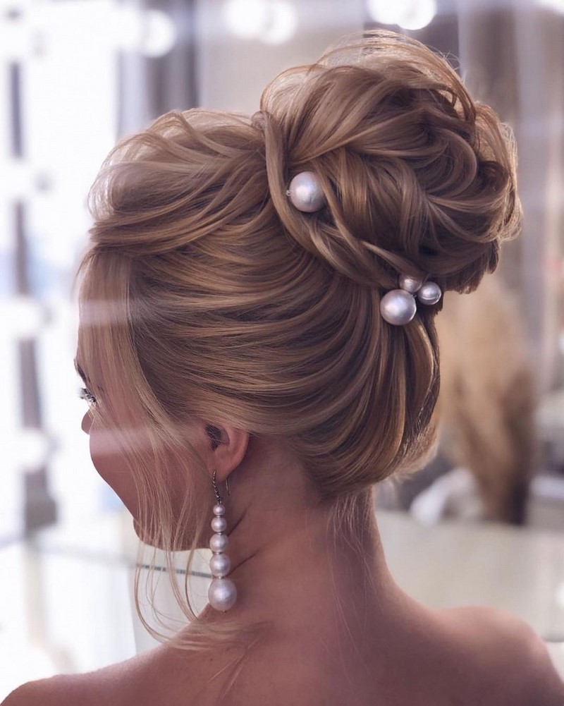 Красивые вечерние прически на выпускной 2026: фото, новинки