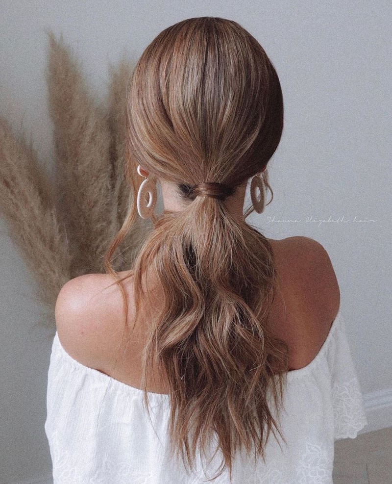 Красивые вечерние прически на выпускной 2026: фото, новинки