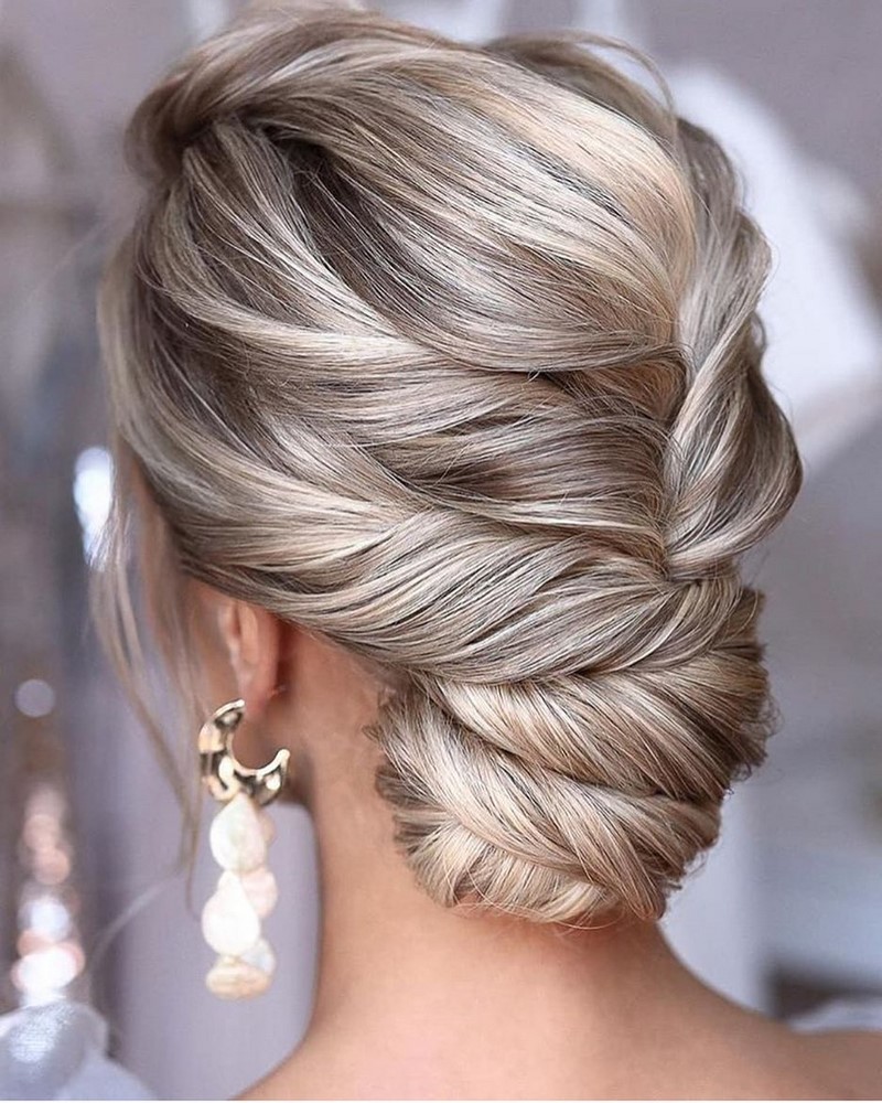 Красивые вечерние прически на выпускной 2026: фото, новинки