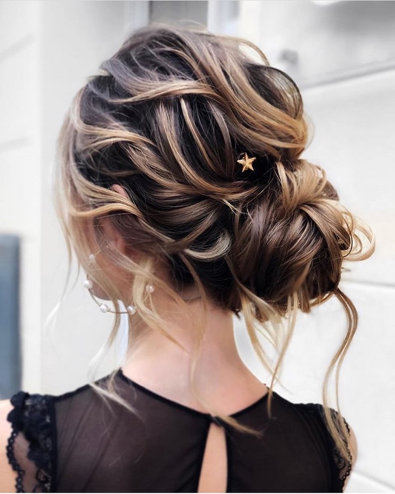 Красивые вечерние прически на выпускной 2026: фото, новинки