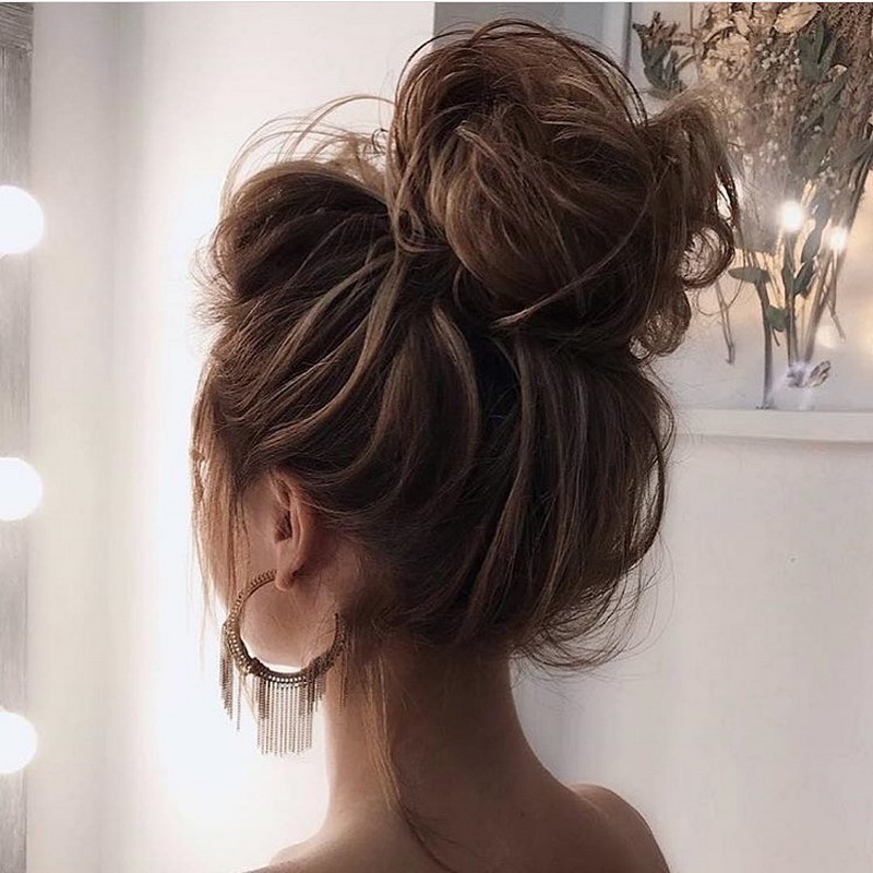Красивые вечерние прически на выпускной 2026: фото, новинки
