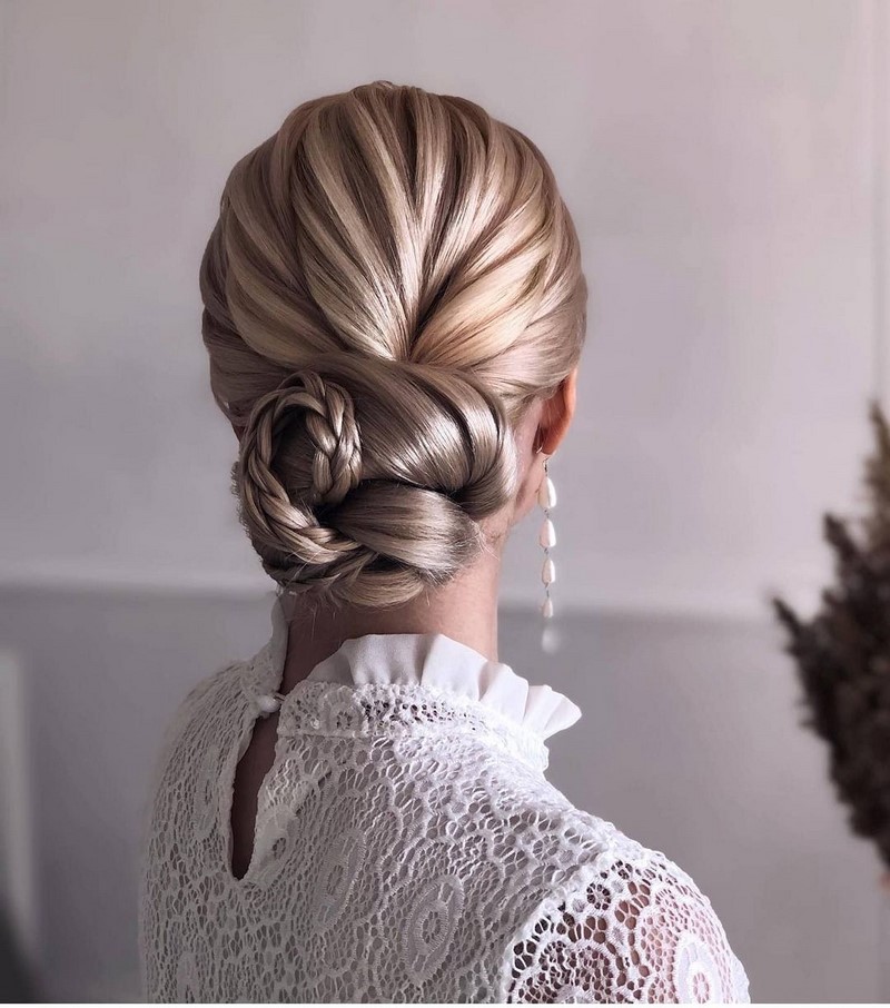 Красивые вечерние прически на выпускной 2026: фото, новинки