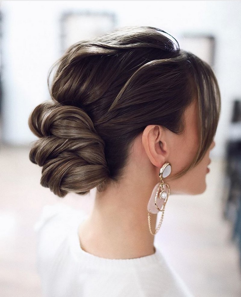 Красивые вечерние прически на выпускной 2026: фото, новинки