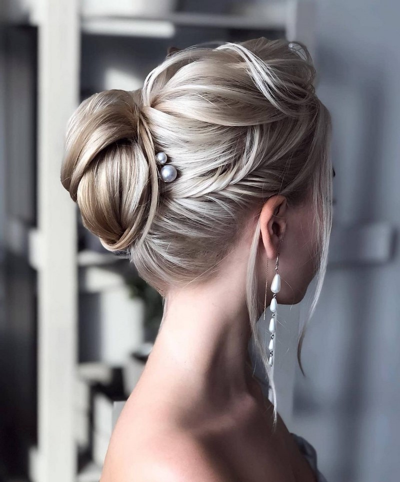 Красивые вечерние прически на выпускной 2026: фото, новинки