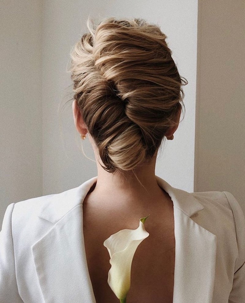 Красивые вечерние прически на выпускной 2026: фото, новинки
