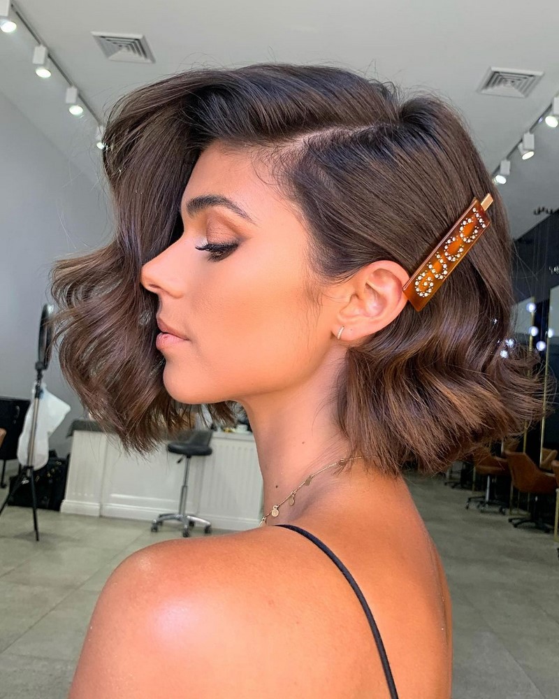 Красивые вечерние прически на выпускной 2026: фото, новинки