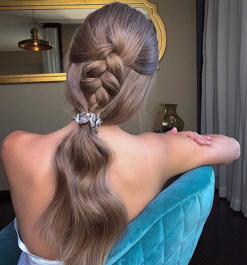 Красивые вечерние прически на выпускной 2026: фото, новинки