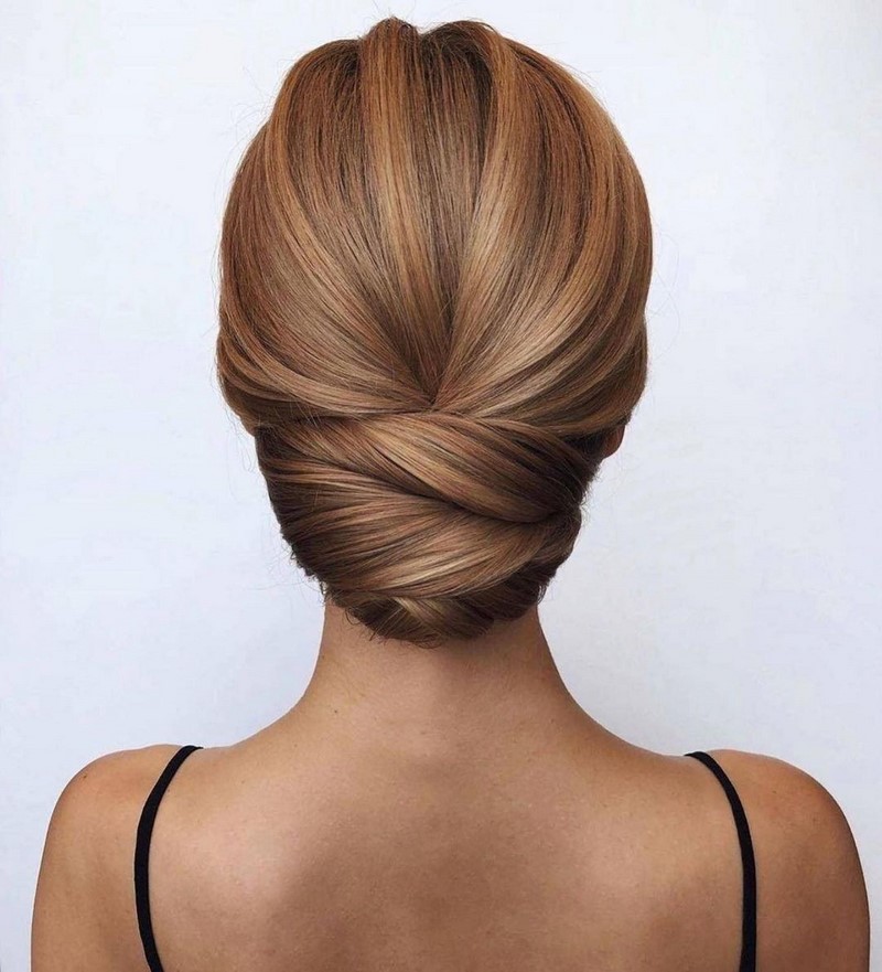 Красивые вечерние прически на выпускной 2026: фото, новинки