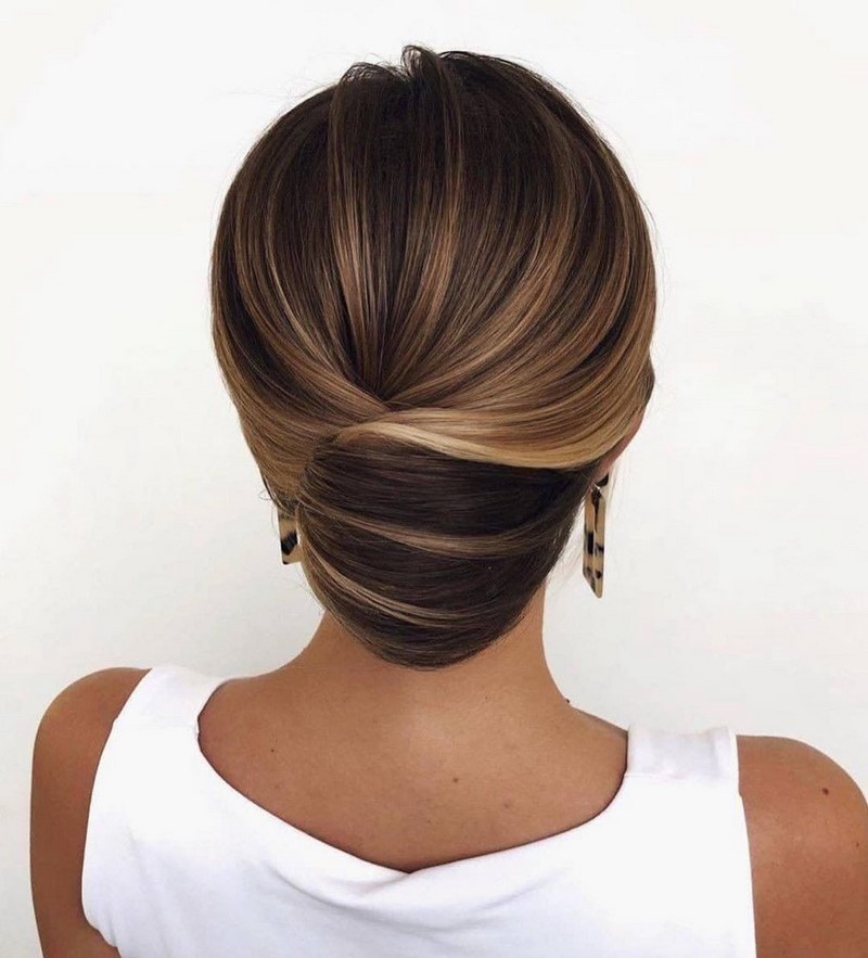 Красивые вечерние прически на выпускной 2026: фото, новинки