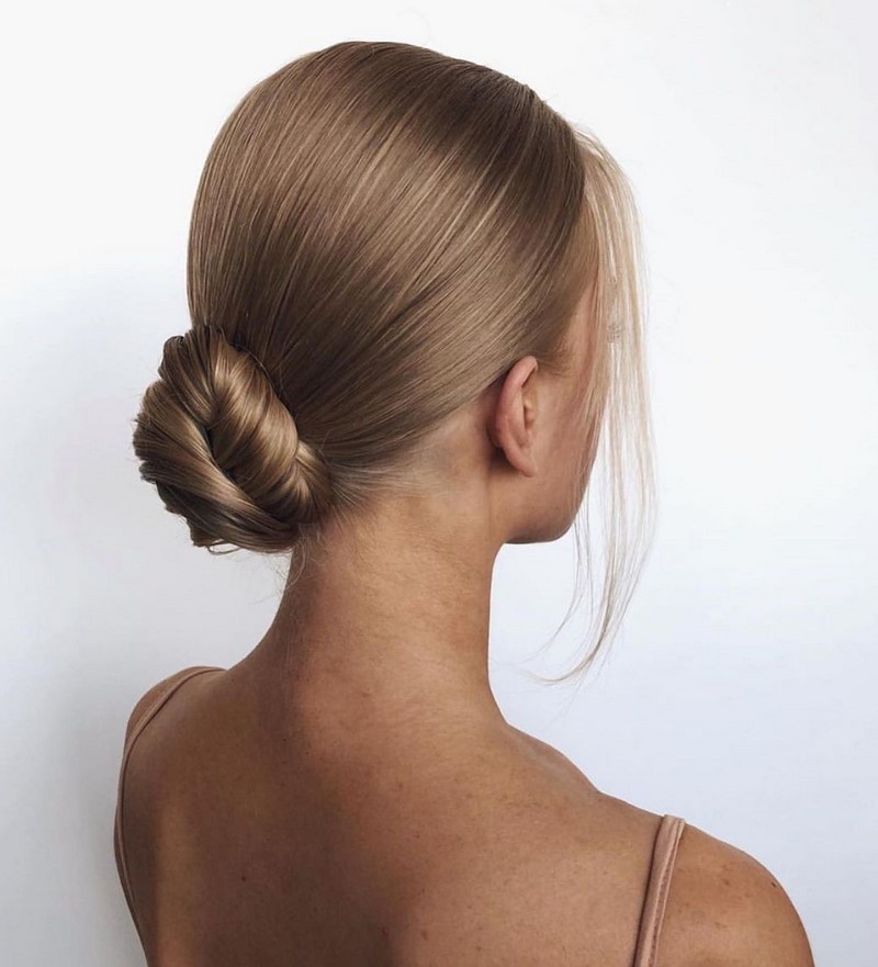 Красивые вечерние прически на выпускной 2026: фото, новинки