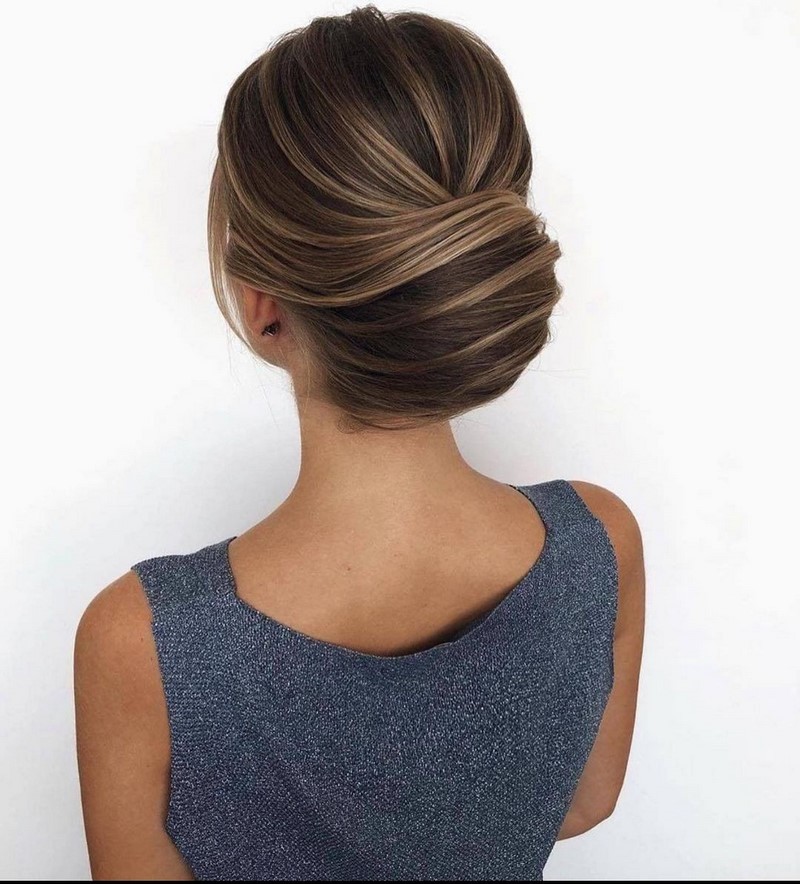 Красивые вечерние прически на выпускной 2026: фото, новинки