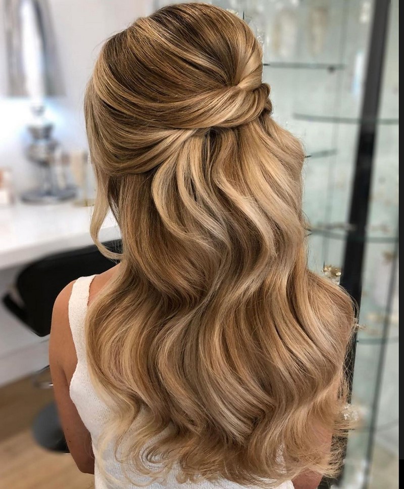 Красивые вечерние прически на выпускной 2026: фото, новинки