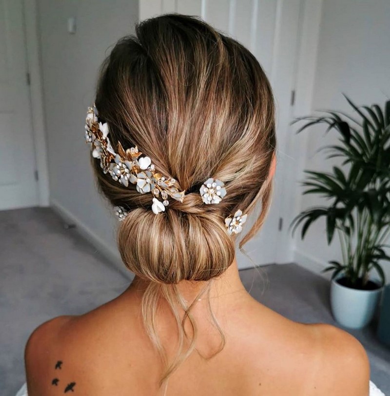 Красивые вечерние прически на выпускной 2026: фото, новинки