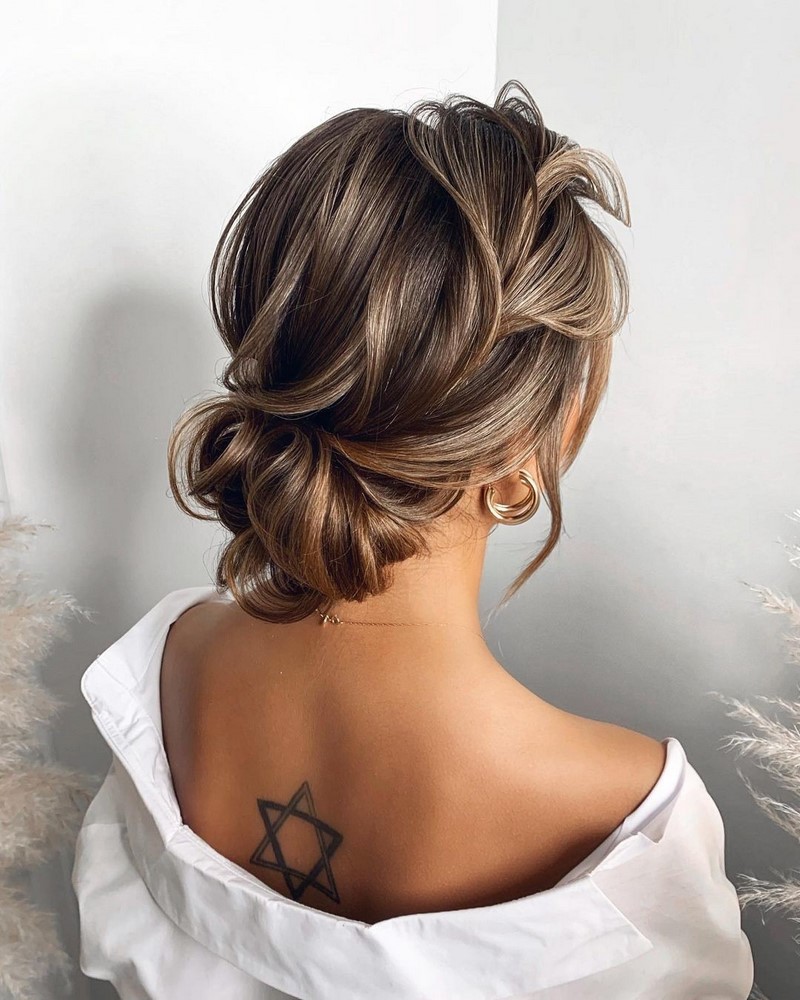 Красивые вечерние прически на выпускной 2026: фото, новинки