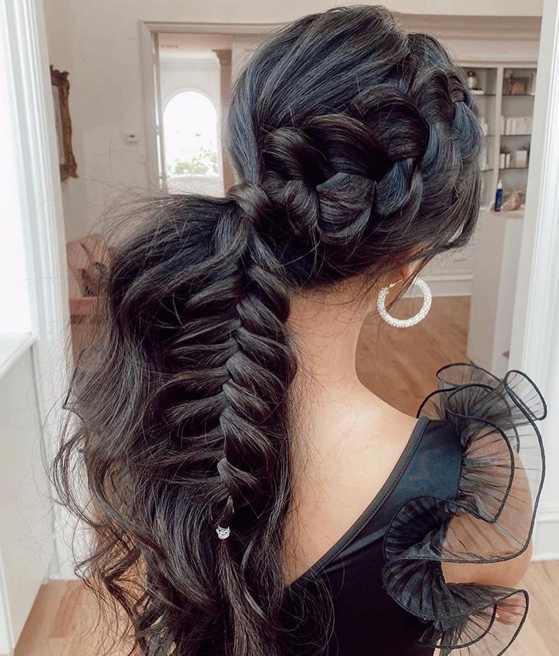 Красивые вечерние прически на выпускной 2026: фото, новинки