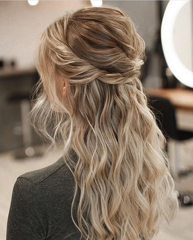 Красивые вечерние прически на выпускной 2026: фото, новинки