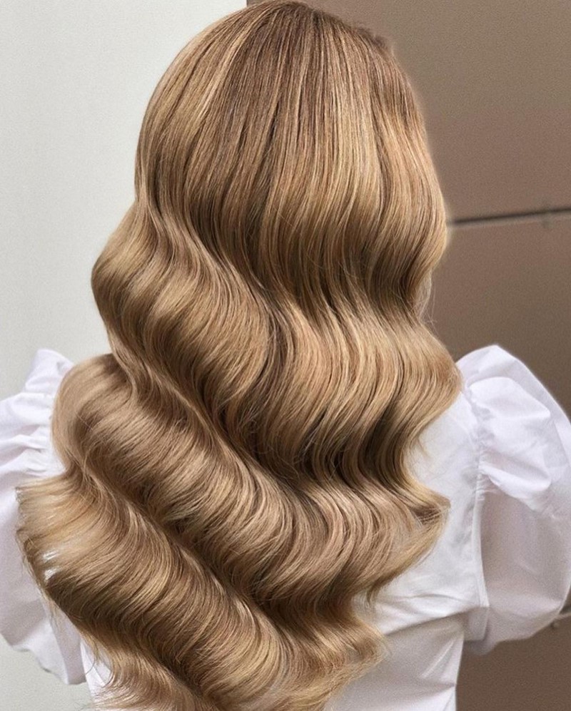 Красивые вечерние прически на выпускной 2026: фото, новинки