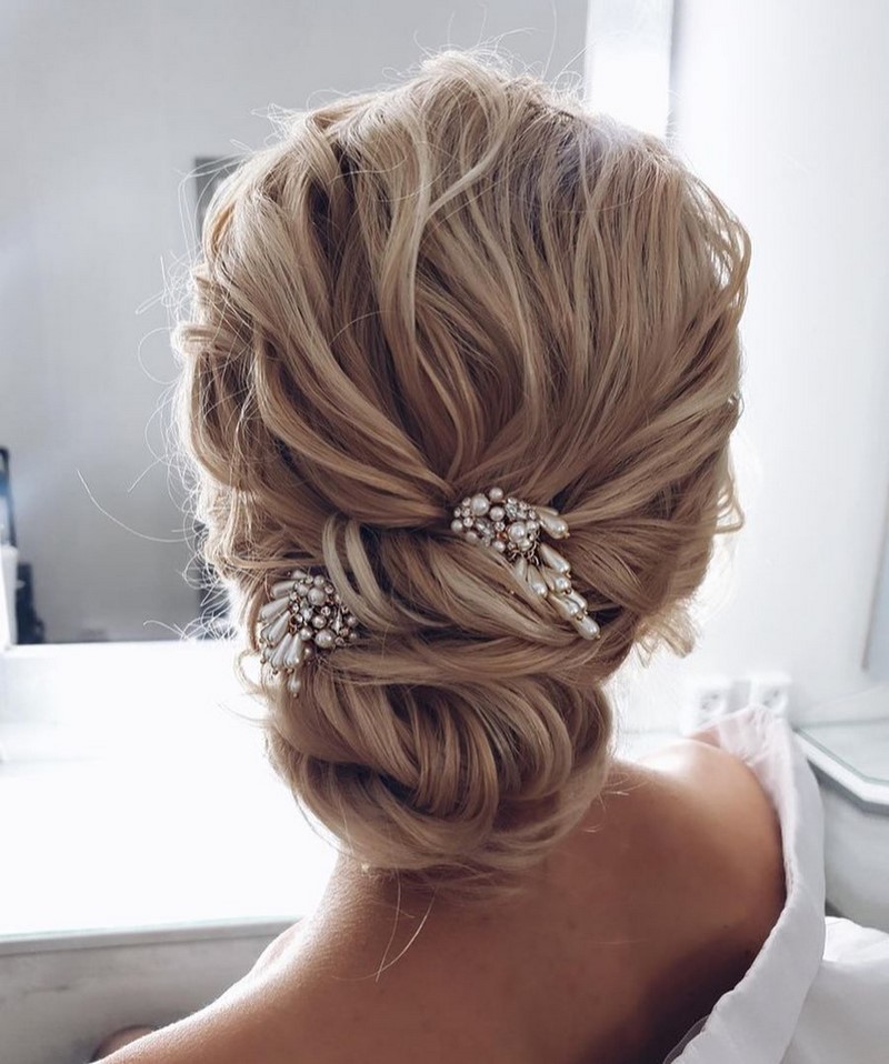 Красивые вечерние прически на выпускной 2026: фото, новинки
