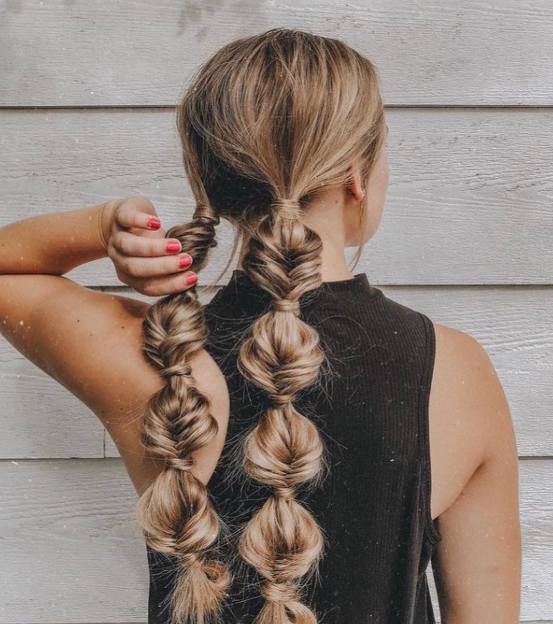 Красивые вечерние прически на выпускной 2026: фото, новинки