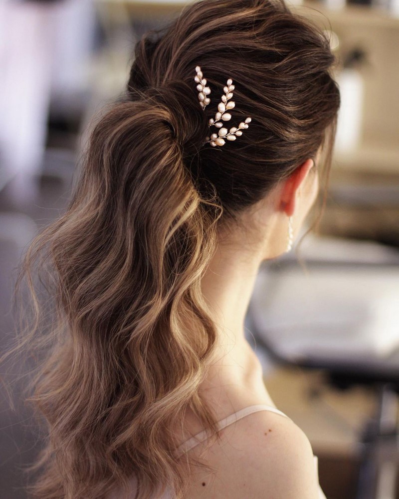 Красивые вечерние прически на выпускной 2026: фото, новинки