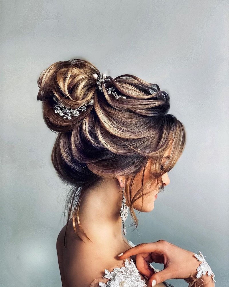 Красивые вечерние прически на выпускной 2026: фото, новинки