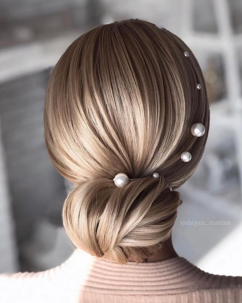 Красивые вечерние прически на выпускной 2026: фото, новинки