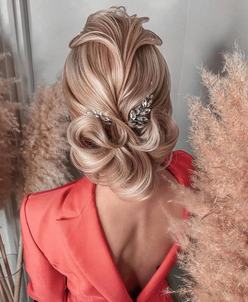 Красивые вечерние прически на выпускной 2026: фото, новинки