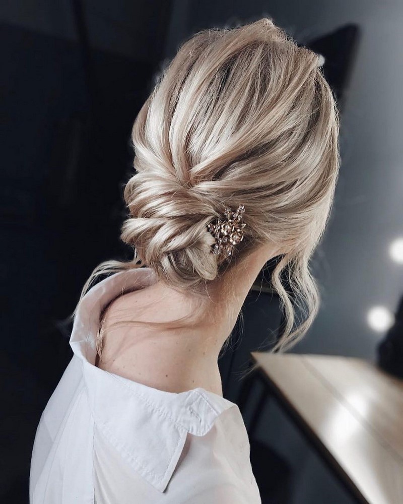 Красивые вечерние прически на выпускной 2026: фото, новинки