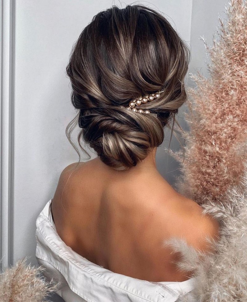 Красивые вечерние прически на выпускной 2026: фото, новинки