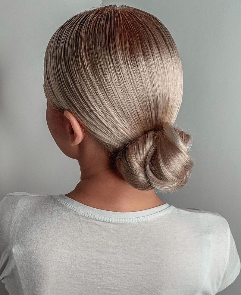 Красивые вечерние прически на выпускной 2026: фото, новинки