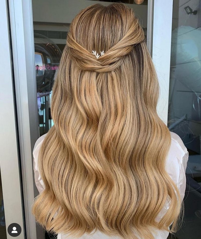 Красивые вечерние прически на выпускной 2026: фото, новинки