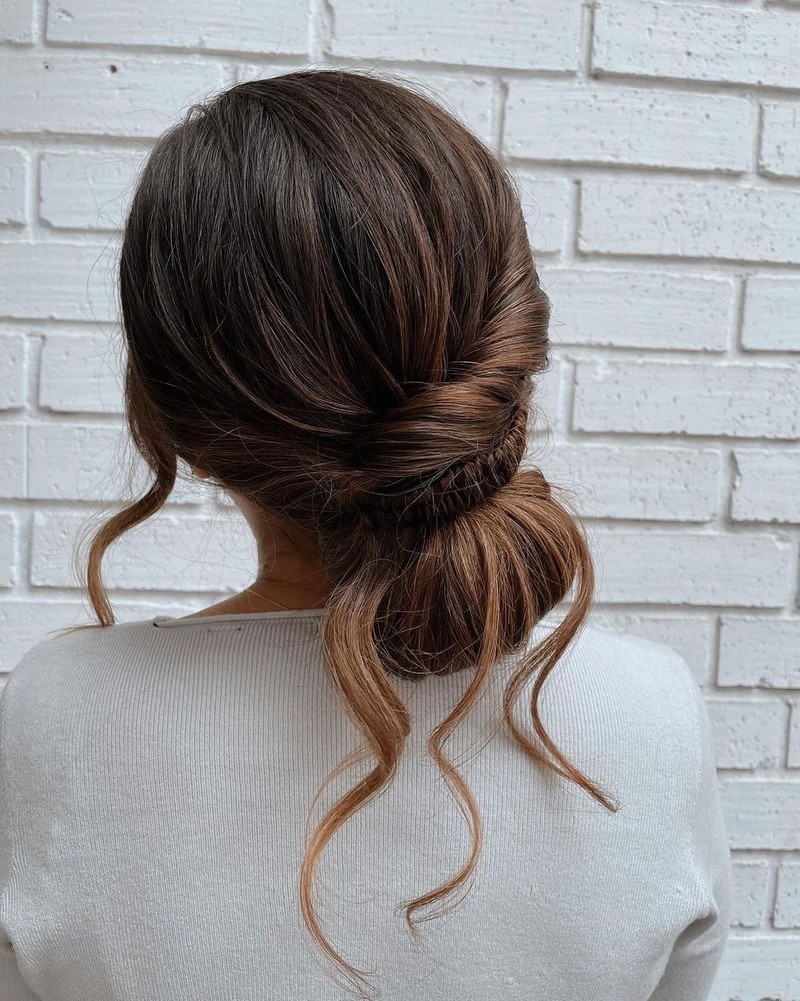 Красивые вечерние прически на выпускной 2026: фото, новинки