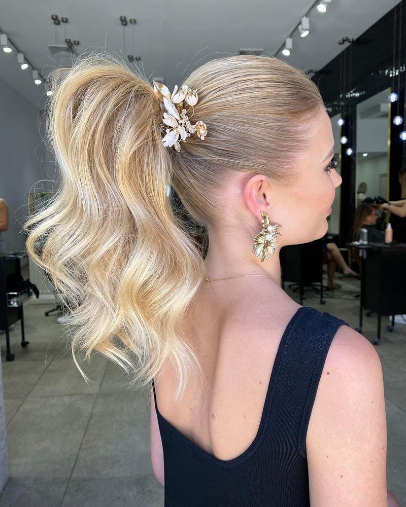 Красивые вечерние прически на выпускной 2026: фото, новинки