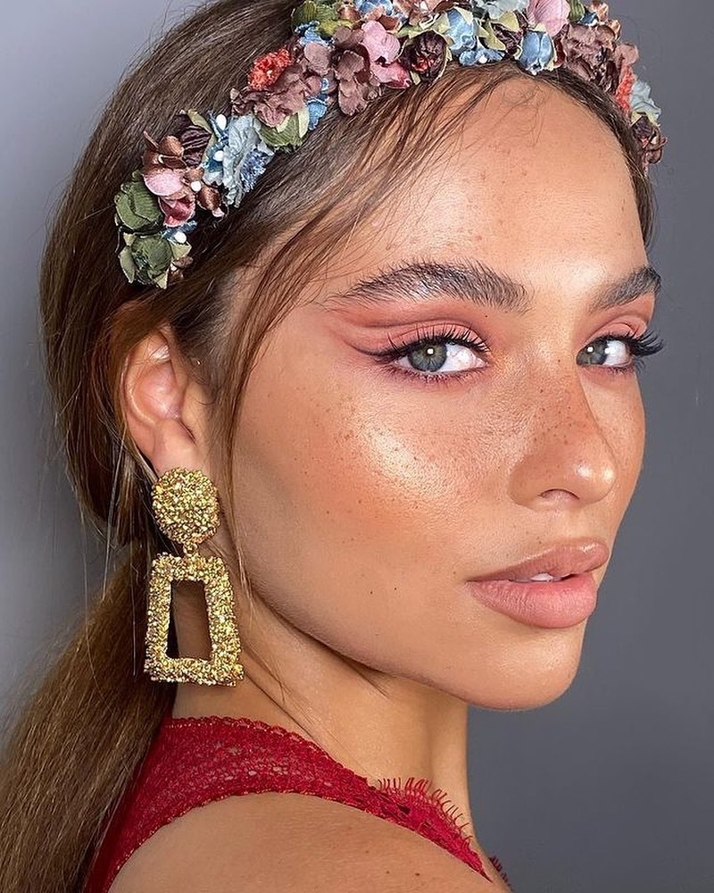 Красивые вечерние прически на выпускной 2026: фото, новинки