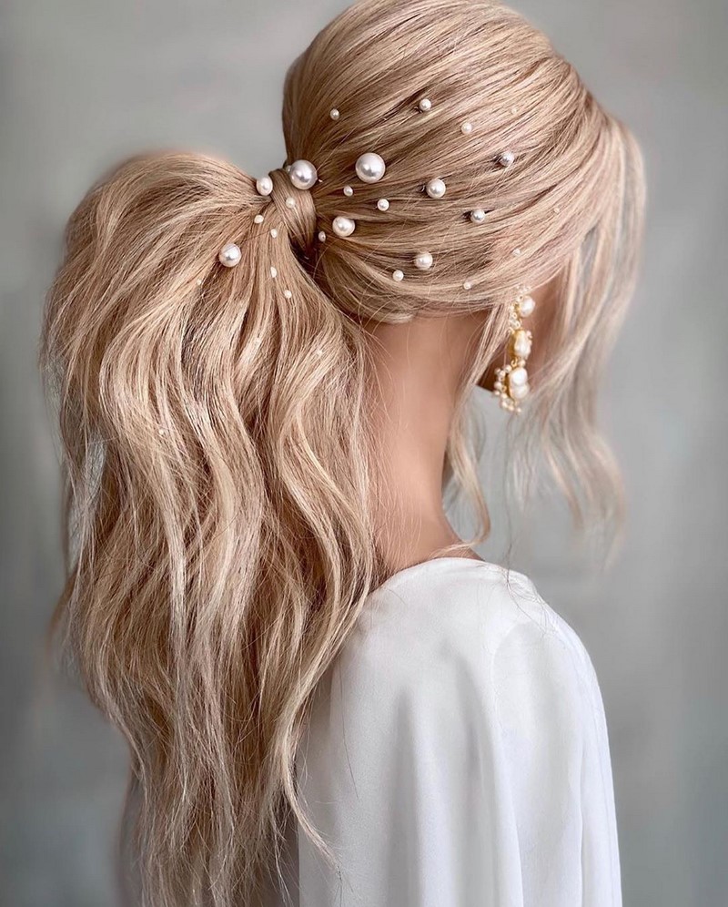 Красивые вечерние прически на выпускной 2026: фото, новинки