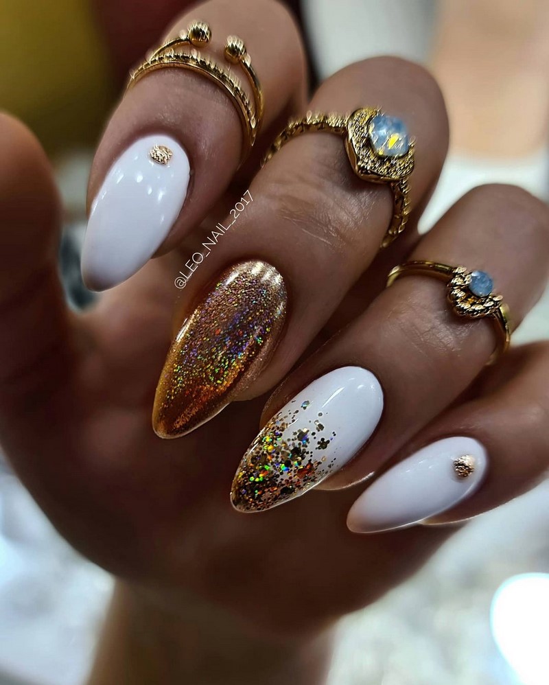 Золотой маникюр 2026 – бесподобные дизайны «золотых» ногтей с фото-примерами