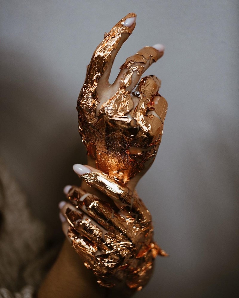 Золотой маникюр 2026 – бесподобные дизайны «золотых» ногтей с фото-примерами