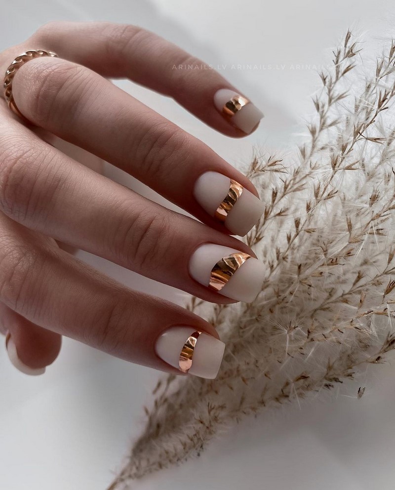 Золотой маникюр 2026 – бесподобные дизайны «золотых» ногтей с фото-примерами